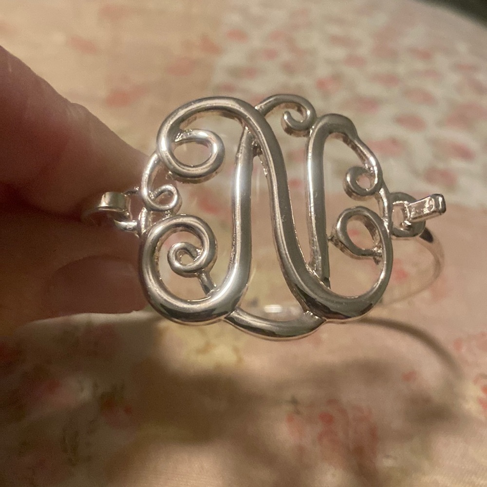New bracelet without tags. Never worn came to me in the wrong initial.